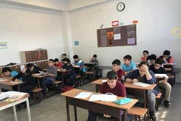 ۶۵ درصد کلاس های دوره ابتدایی به مرز ۴۰ نفر رسیده است/آموزش و پرورش کلاس‌های بدون معلم را با بازنشسته‌ها، روزمزد و تدریس اجباری مدیران جبران می‌کند